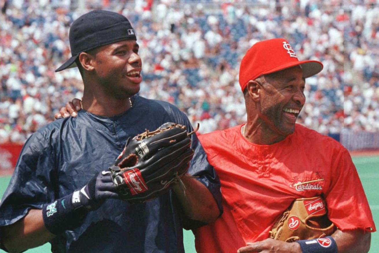 St. Louis Cardinals’ shortstop Ozzie Smith (R), pl