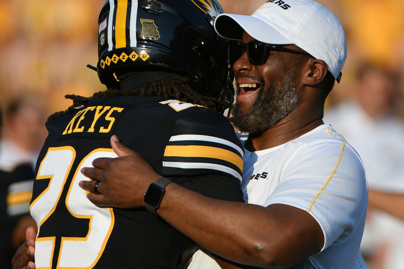 al pogue hugging a player